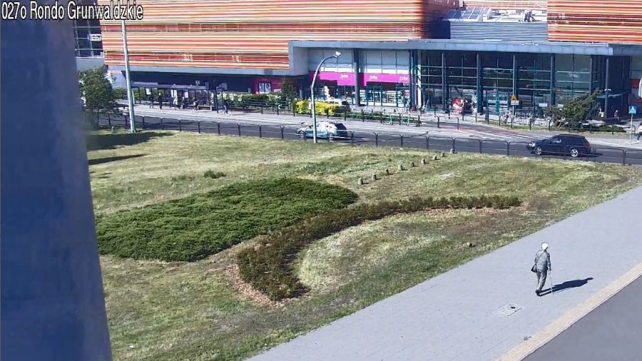 Pilotaż auta z kobietą w ciąży potrzebującą pomocy