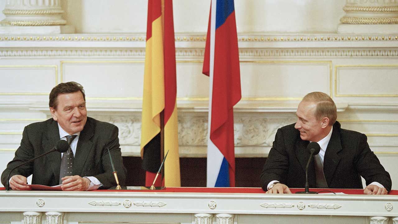 Gerhard Schroeder i Władimir Putin, 2001 rok (for. Antoine GYORI/Sygma via Getty Images)