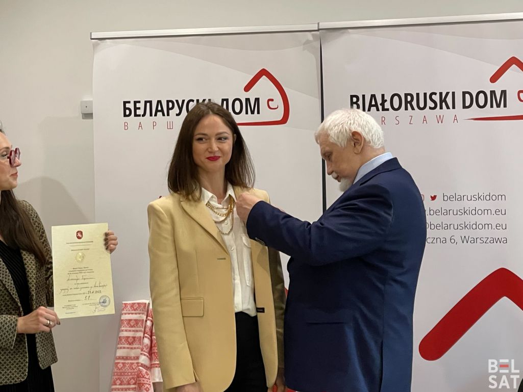 Аляксандру Герасіменю ўзнагароджваюць Медалём Ордэну Пагоні. (Фота: Белсат)