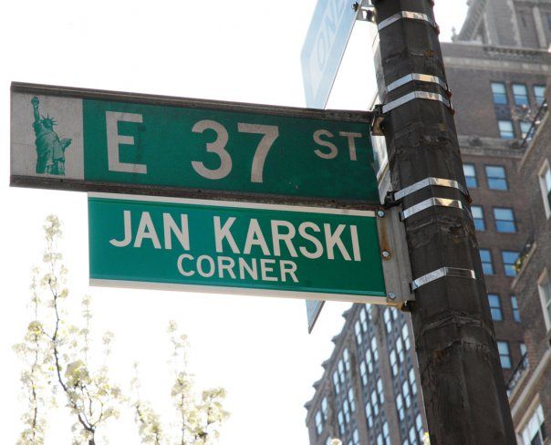 Jeden z rogów u zbiegu Alei Madison i 37 Ulicy na Manhattanie, przy której mieści się placówka dyplomatyczna, nazwany został Jan Karski Corner, fot. X/Consulate General of Poland in New York