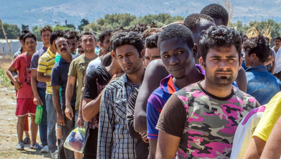 Uchodźcy stojący w kolejce po pomoc na greckiej wyspie Kos (fot. PAP/EPA/ODYSSEUS)