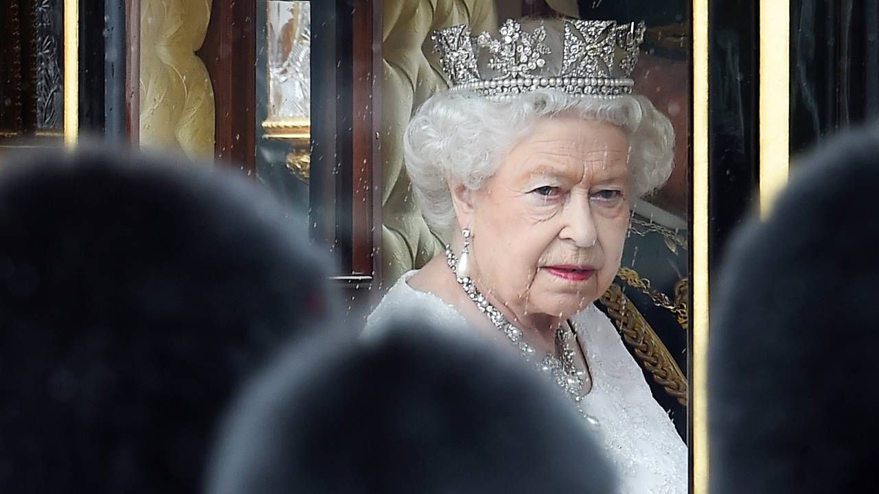 Elżbieta II zasiadała na tronie ponad 70 lat (fot. PAP/EPA/ANDY RAIN)