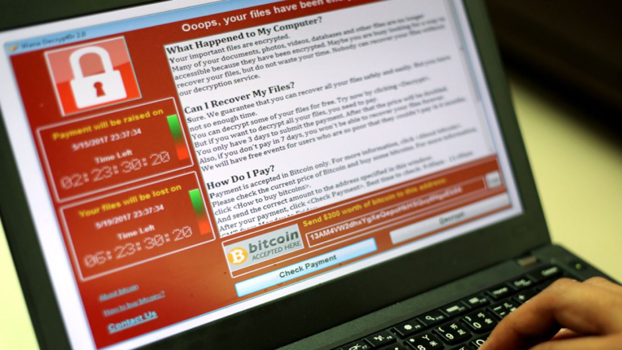 Hakerzy zaatakowali komputery w ok. 100 krajach świata (fot. PAP/EPA/RITCHIE B. TONGO)