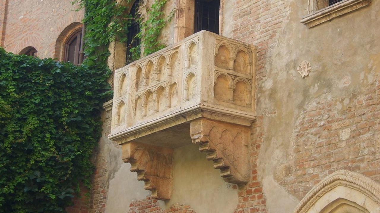 Pod tym balkonem miał zgodnie z legendą wystawać Romeo Montecchi (fot. Pixabay) Pod tym balkonem miał zgodnie z legendą wystawać Romeo Montecchi (fot. Pixabay)