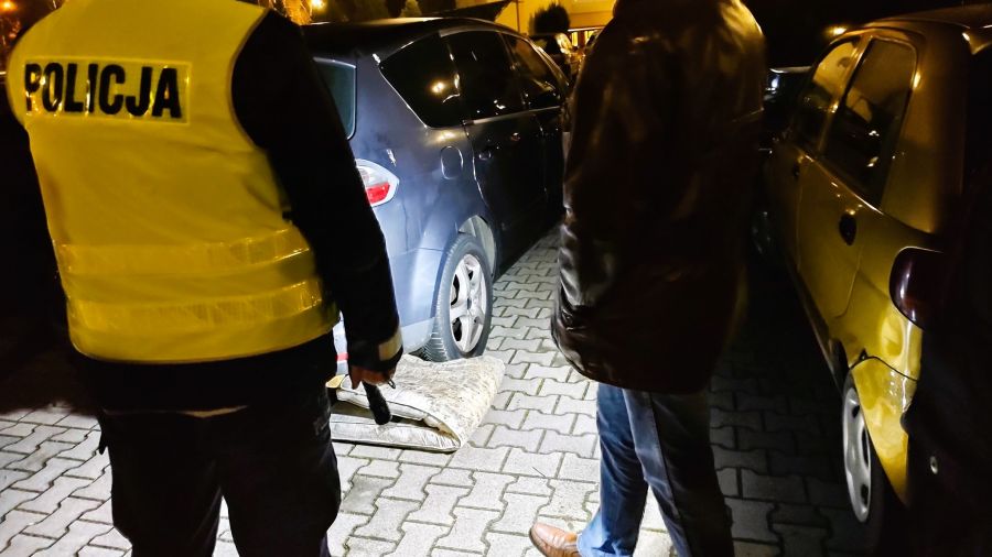 Śrem, parking, materac pod samochodem (fot. KPP Śrem)