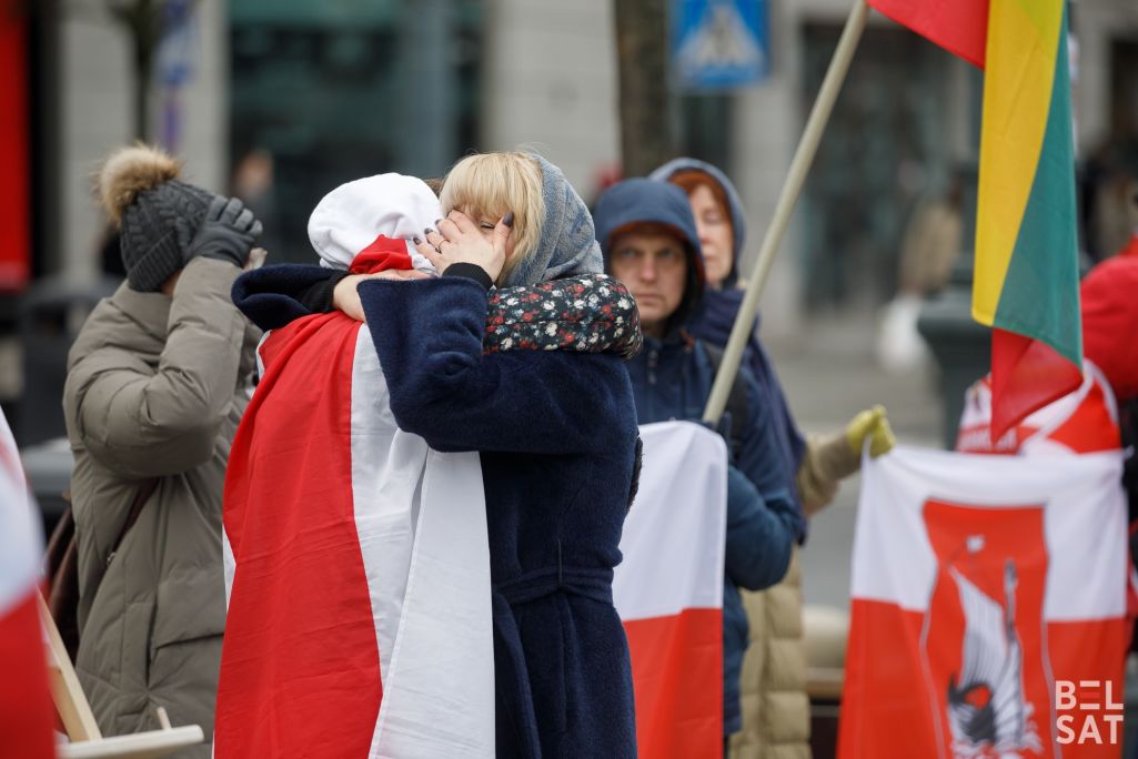 Акцыя Ланцуг салідарнасці з ахвярамі новага вітка рэпрэсій у Беларусі адбылася у Вільні. Некалькі дзесяткаў чалавек выстраіліся у ланцуг уздоўж праспекта Гедыміна у цэнтры Вільні, ў падтрымку сваякоў і блізкіх палітвязняў, а таксама былых палітзняволеных, да якіх 23 студзеня прыйшлі супрацоўнікі КДБ. Прычынай зацікаўленасці з боку сілавікоў стала дапамога сем’ям палітвязняў ад ініцыятывы «INeedHelpBY», якую ўлады прызналі «экстрэмісцкім фармаваннем». Паводле праваабаронцаў, усяго ў рамках рэйд (Фота: Белсат)