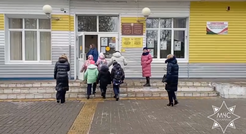 Дзеці вяртаюцца ў школу № 2 у Смалявічах пасля эвакуацыі. Скрын з відэа: МЧС Беларуси / Telegram