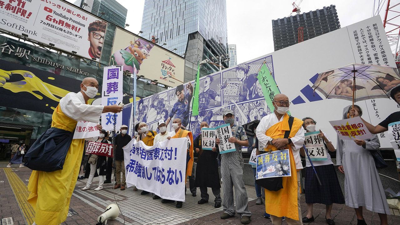 Japończyk podpalił się w proteście przeciwko decyzji rządu (fot. PAP/EPA/KIMIMASA MAYAMA)