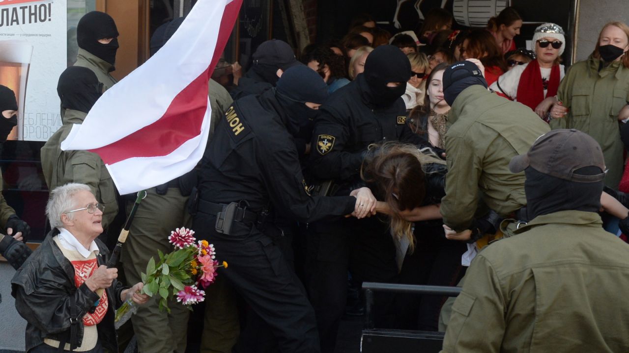 Mimo zatrzymań ludzie gromadzą się, by wziąć udział w Pochodzie (fot.PAP/EPA/STR) Mimo zatrzymań ludzie gromadzą się, by wziąć udział w Pochodzie (fot.PAP/EPA/STR)
