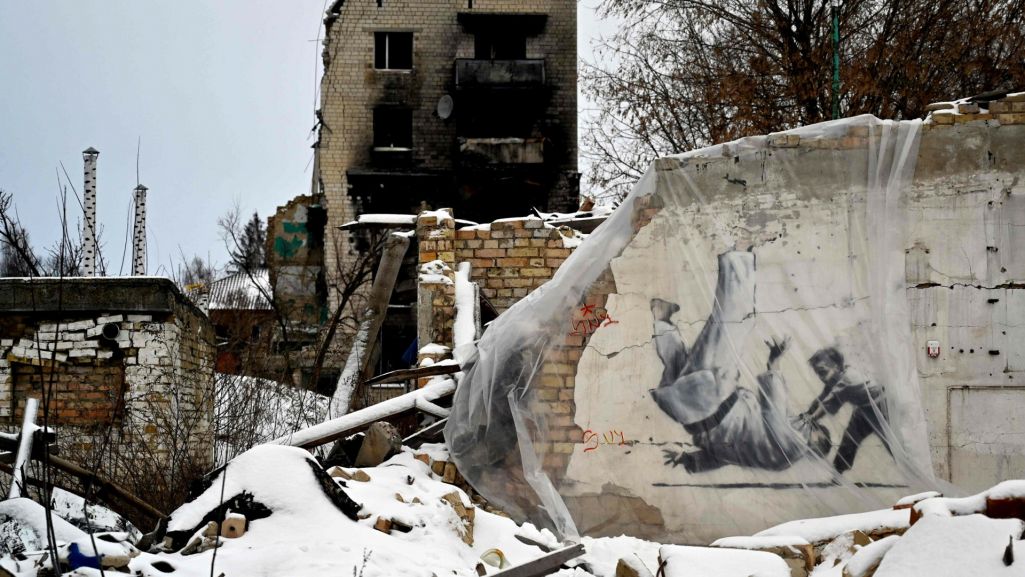 Banksy pojawił się również w Ukrainie w 2022 r. Jeden z jego najpopularniejszych murali przedstawia małego chłopca, który powala mężczyznę ubranego w strój do judo. Fot. SERGEI SUPINSKY/ AFP/ East News