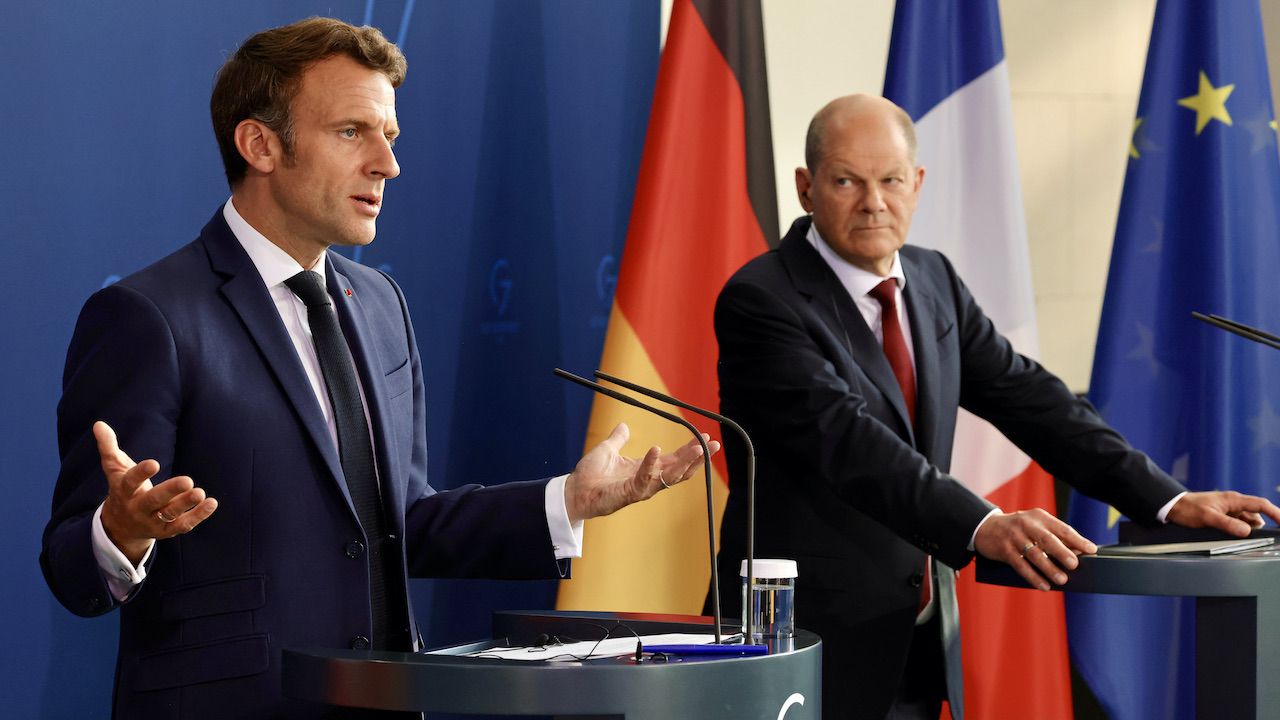 Prezydent Francji Emmanuel Macron i kanclerz Niemiec Olaf Scholz (fot. Sean Gallup/Getty Images)