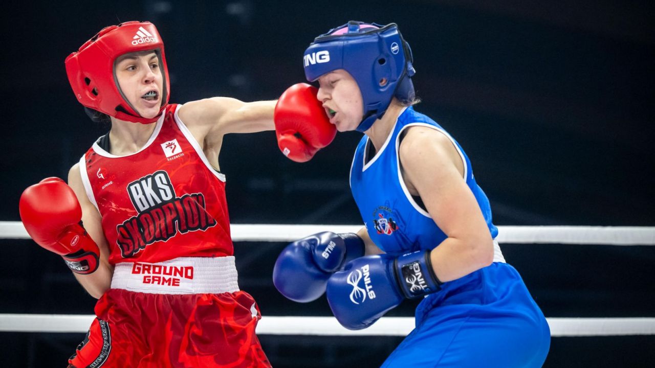 Wiktoria Rogalińska (w czerwonym stroju) jest już pewna co najmniej brązowego medalu PŚ w Astanie (fot. PAP/Tytus Żmijewski)