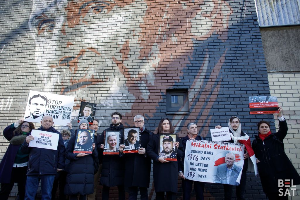 Святлана Ціханоўская прыйшла да будынку амбасады Беларусі ў Літве з партрэтам мужа Сярге (Фота: Белсат)