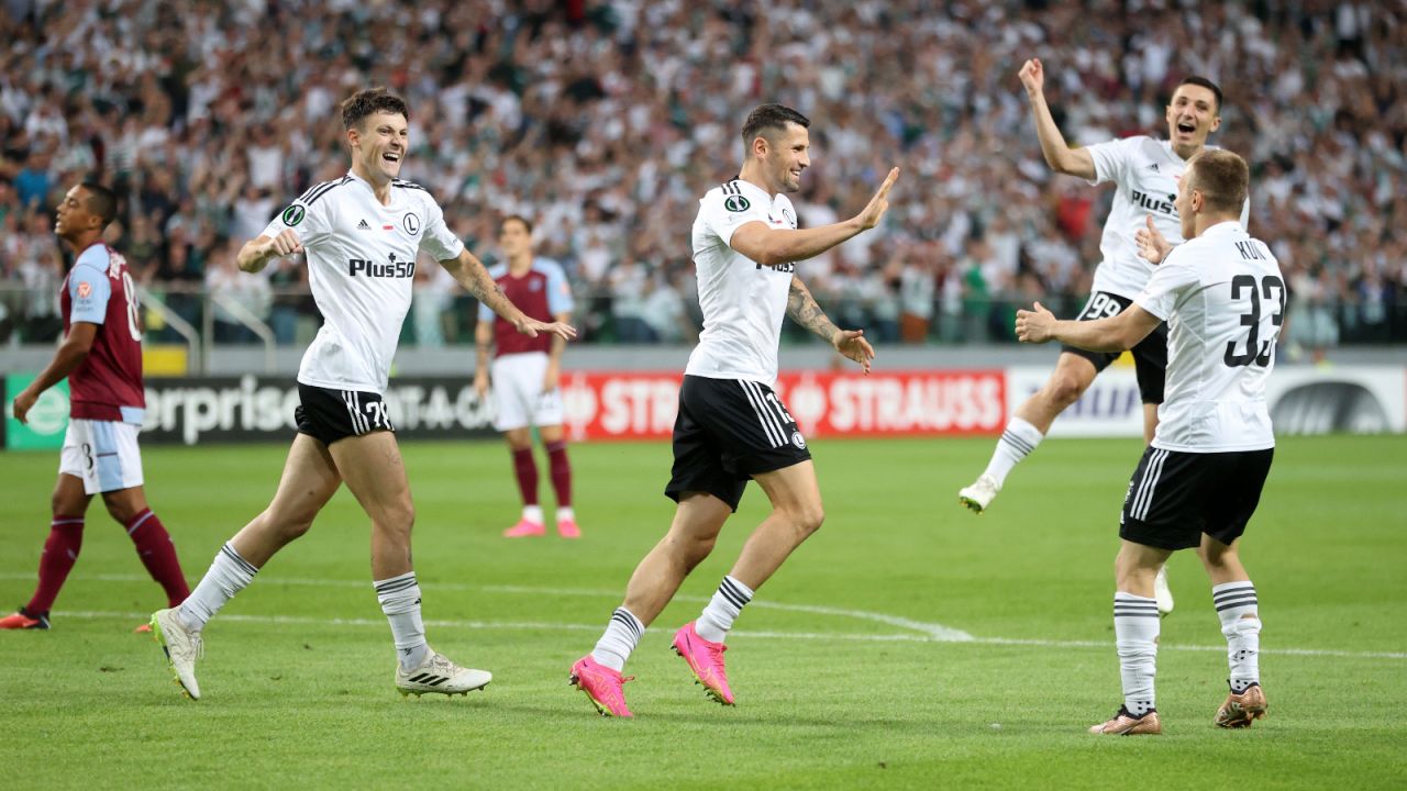 Paweł Wszołek zdobył bramkę w meczu Legia Warszawa – Aston Villa (fot: P. Kucza/400mm.pl)