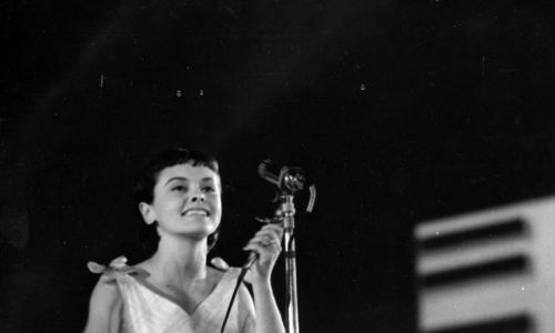 W serialu „Wojna domowa” zaśpiewała szlagier „Nie bądź taki szybki Bill”, za który otrzymała w 1966 r. w Opolu Nagrodę Przewodniczącego Komitetu ds. Radia i Telewizji. Królowa bigbitu była uwielbiana też. m.in. za „Małego księcia”, „O mnie się nie martw”, „Biedroneczki są w kropeczki” czy „Trzynastego”, dzięki któremu w 1967 r. zdobyła Nagrodę Towarzystwa Przyjaciół Opola. Na zdjęciu podczas występu w 1967 r. Fot. PAP/CAF-Janusz Uklejewski
