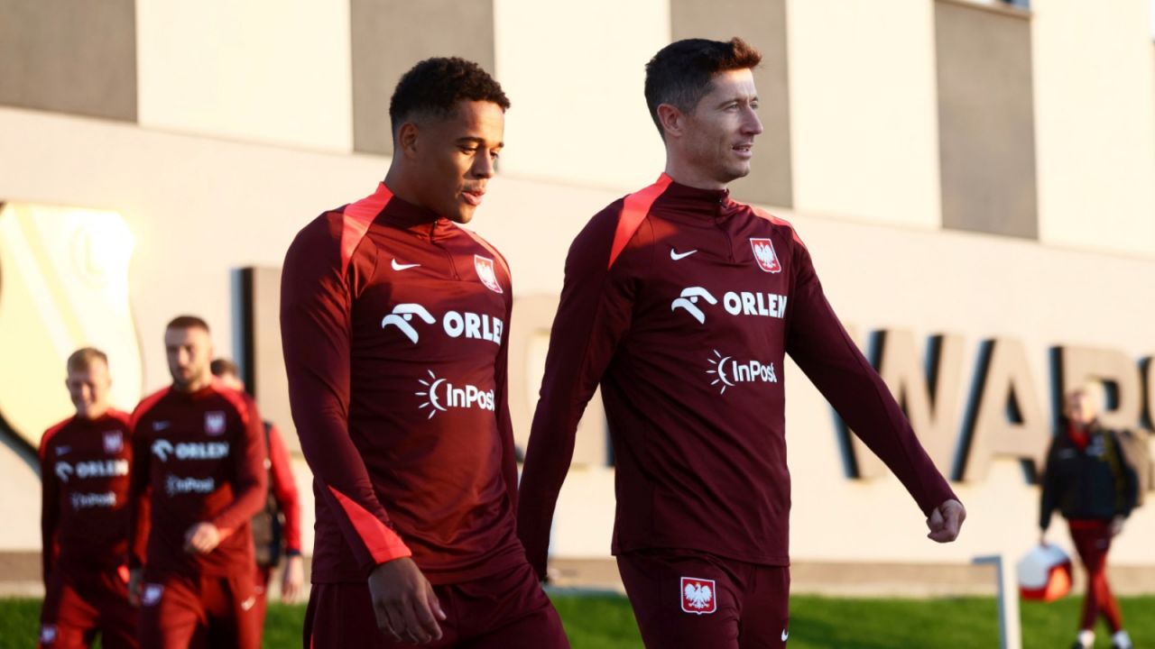 Robert Lewandowski pojawił się na treningu reprezentacji Polski razem z debiutującym na zgrupowaniu Michaelem Ameyawem (fot: PAP)