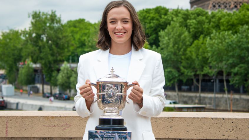 Niedzielna sesja zdjęciowa Igi Świątek na paryskim moście Bir-Hakeim po wygranej we French Open 2022 (fot. Getty)