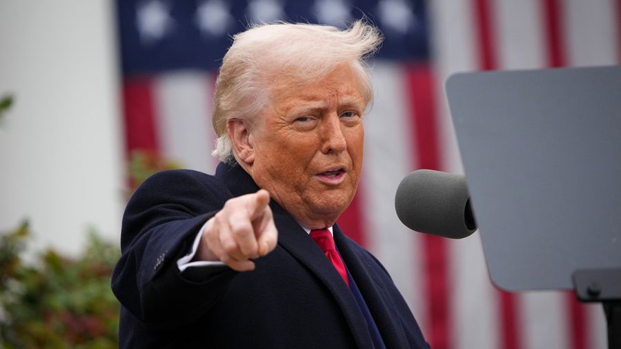 Trump wzywa do utrzymania cen ropy na niskim poziomie. „Obserwuje was” (fot. Andrew Harnik/Getty Images)