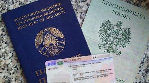 Беларусский паспорт, польские ВНЖ и документ иностранца. Снимок носит иллюстративный характер