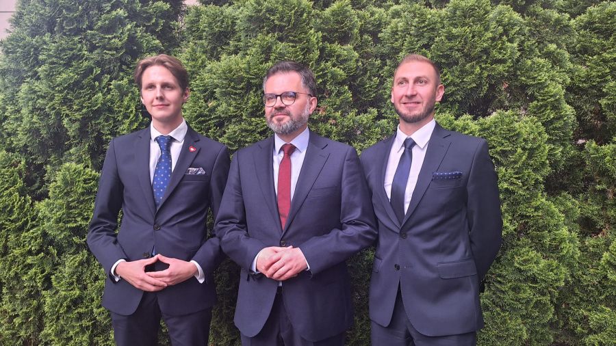 Od lewej: były Członek Zarządu Powiatu Gliwickiego, Piotr Solka, były starosta gliwicki Dawid Rams, były wicestarosta Paweł Bryła. Fot. starostwo.gliwice.pl