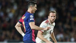 Robert Lewandowski i Harry Kane w akcji (fot. Getty Images) Na zdjęciu Robert Lewandowski i Harry Kane podczas meczu Ligi Mistrzów – napastnik FC Barcelony w granatowo-bordowej koszulce z numerem 9 spogląda w stronę rywala z Bayernu Monachium, który również nosi numer 9. Ujęcie symbolicznie oddaje medialne spekulacje: czy angielski snajper zastąpi polskiego gwiazdora na Camp Nou? W tle rozmyty tłum kibiców, a na ramionach zawodników emblematy Champions League podkreślają rangę spotkania i potencjalnej zmiany w europejskim futbolu (fot. Getty Images)