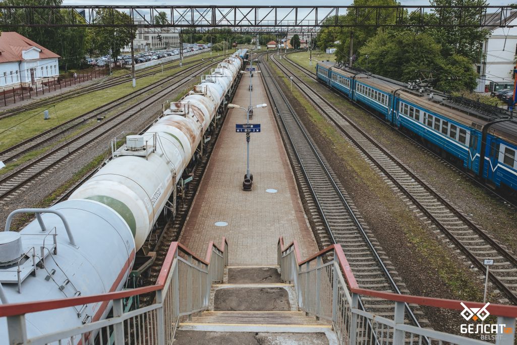 Таварны цягнік едзе праз станцыю Менск-Усходні. Менск, Беларусь. 27 траўня 2022 года. (Фота: Белсат)