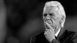 Leo Beenhakker – czarno-białe zdjęcie trenera pogrążonego w zadumie podczas meczu reprezentacji Polski