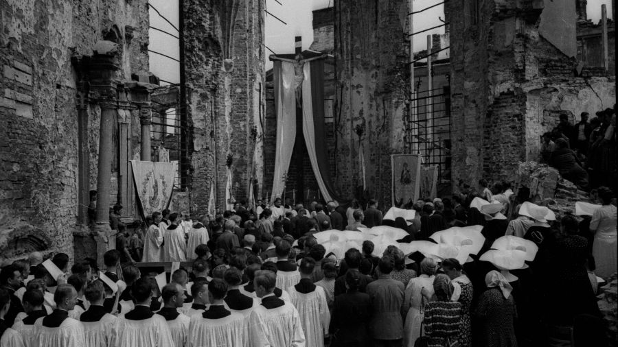 Warszawa, lipiec 1947. Msza przy prowizorycznym ołtarzu wzniesionym w ruinach katedry pw. św. Jana Chrzciciela na Starym Mieście przy ul. Świętojańskiej. Fot. po/ms PAP