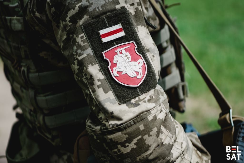 Шаўроны з пагоняй і бчб-сцягам на плячы байца палка Кастуся Каліноўскага. Кіеўская вобласць, Украіна. 23 траўня 2022 года. (Фота: Алесь Усцінаў / Белсат)