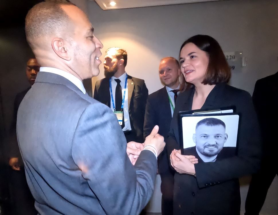 Святлана Ціханоўская падчас сустрэчы з прадстаўніком Кангрэсу ЗША Гакімам Джэфрысам падарыла яму бел-чырвона-белую стужку на памяць пра Беларусь. (Фота: здымак з відэа «Белсату»)