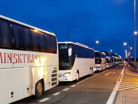 Чарга перад пунктам пропуску «Тэрэспаль» на ўезд у Беларусь. 2 ліпеня 2024 года. (Фота: granica_bypl / Telegram)