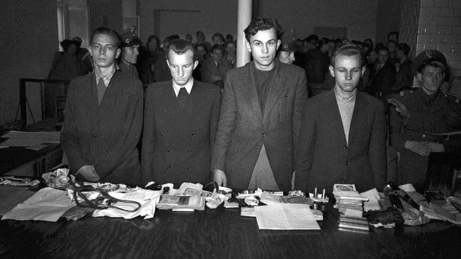 W listopadzie 1951 r. przed sądem stanęli tzw. bikiniarze – na zdjęciu stoją nad dowodami (od lewej) Burmeister, Wysocki, Grochulski i Ciołek. Bikiniarzami nazywano młodzież, która ośmieliła się ubierać zgodnie z zachodnia modą, słuchała tej samej muzyki, co ich rówieśnicy w USA, nosiła modne fryzury.   Fot. CAF - Antoni Nowosielski