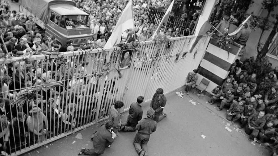 Msza dla strajkujących gromadzi kilka tysięcy gdańszczan. Fot. Jean-Louis Atlan/Sygma via Getty Images