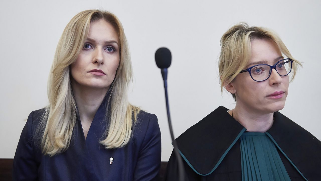 Była pracownica firmy Pos System Natalia Nitek-Płażyńska (L) i obrońca Monika Brzozowska-Pasieka (P)  (fot. PAP/Adam Warżawa)