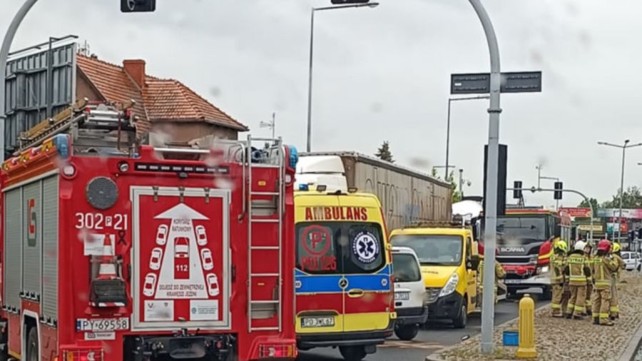 Uwaga kierowcy! Zderzenie aut i utrudnienia (fot. Poznan_moment)