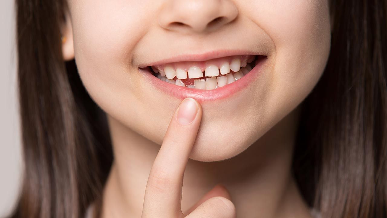 Szerokość linii w szkliwie zębów mlecznych może pomóc w identyfikacji dzieci zagrożonych depresją (fot. Shutterstock/fizkes)