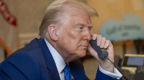 Президент США Дональд Трамп разговаривает по телефону. Снимок носит иллюстративный характер. Фото: The White House / Facebook