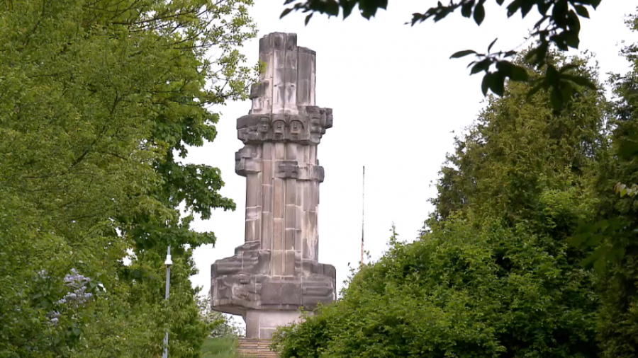 Przed laty obelisk na Kadzielni był 9 maja centrum państwowych uroczystości. Teraz jest… anonimowy
