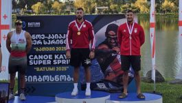 Jakub Stepun ze złotym medalem (po środku; fot. materiały prasowe PZKaj)