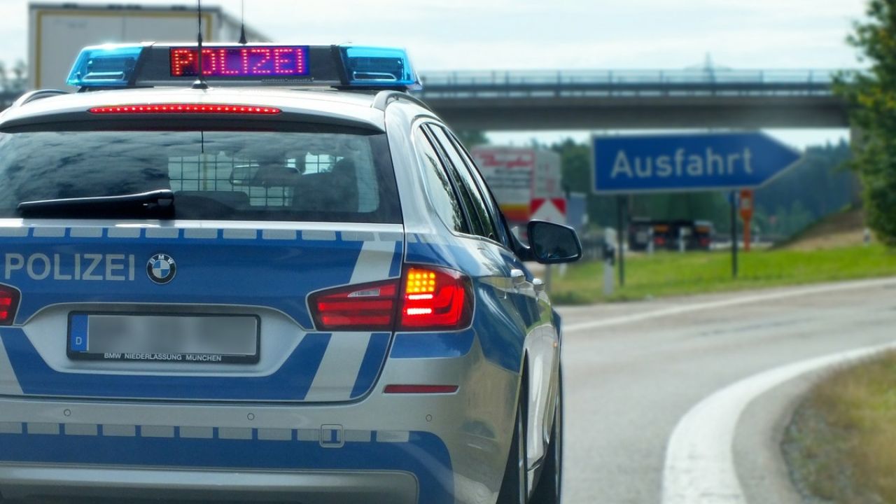 Policjanci uznali, że ściganie drugiego auta może zagrażać osobom postronnym (fot. bundespolizei.de)