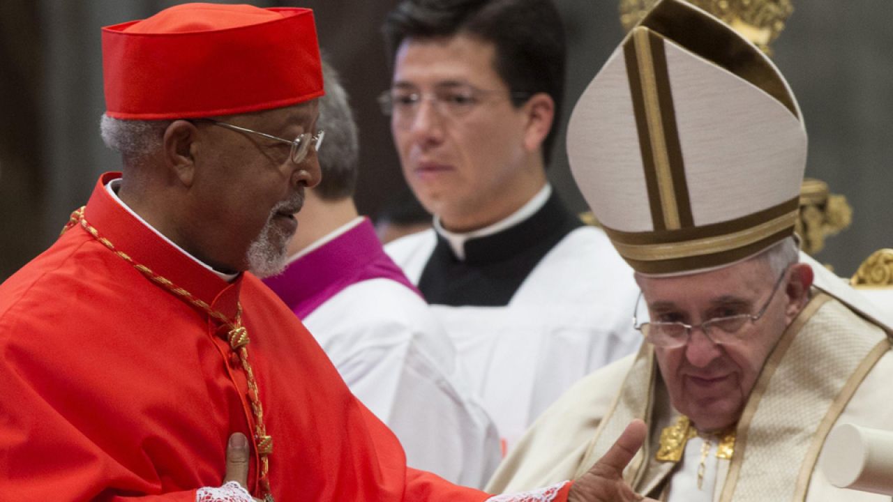 Papież Franciszek i biskup Addis Abeby Berhaneyesus Demerew tuż po odebraniu kardynalskiego biretu (fot. EPA/CLAUDIO PERI)