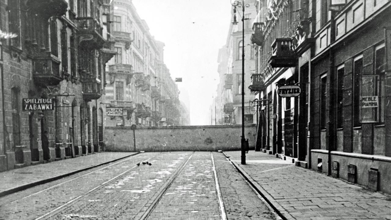Mur getta w Warszawie (fot. Universal History Archive/UIG via Getty Images) Mur getta w Warszawie (fot. Universal History Archive/UIG via Getty Images)