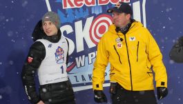 Kacper Tomasiak (L) i Thomas Morgenstern w trakcie zawodów Red Bulla na Wielkiej Krokwi w 2025 roku. 18-letni Polak może pójść śladami emerytowanego dziś skoczka z Austrii (fot. PAP/Grzegorz Momot)