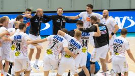 Radość zawodników SC Magdeburg po zwycięstwie w finale IHF Super Globe. z Numerem trzecim Piotr Chrapkowski (fot. IHF/Super Globe)