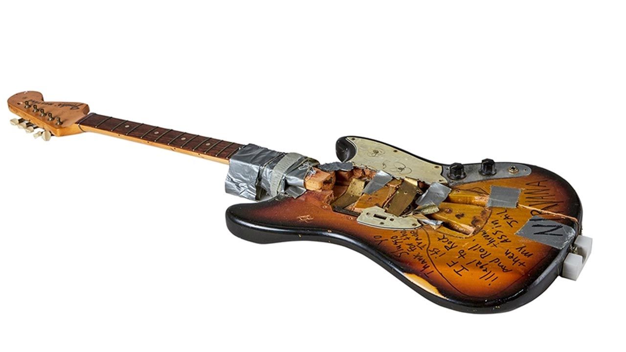 Rozbita gitara Cobaina to nie taki wyjątek na aukcjach (fot. Julien's Auctions)