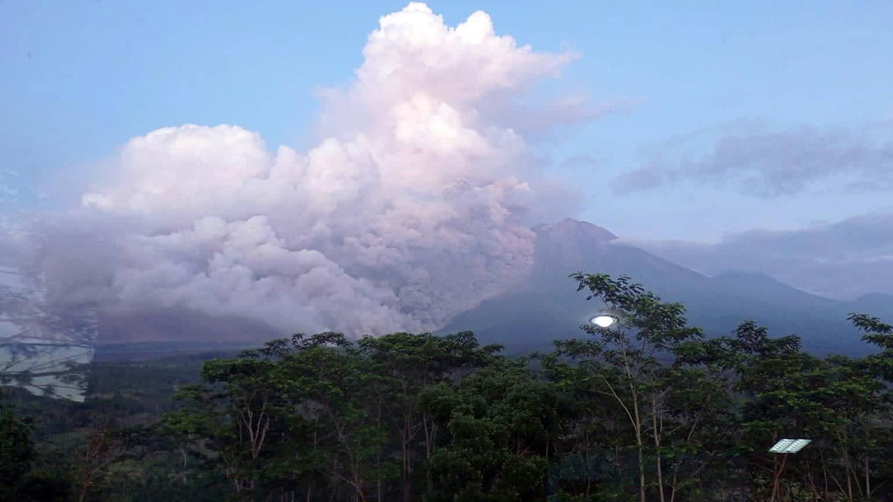 Erupcja wulkanu Semeru na Jawie (fot. EPA/BNPB)