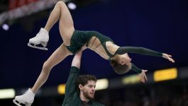 Michał Woźniak i Julija Szczetinina (fot. Getty Images) Na zdjęciu widzimy polską parę sportową w łyżwiarstwie figurowym – Michała Woźniaka i Juliję Szczetininę, którzy rywalizowali w zawodach Grand Prix Skate Canada. Zawody odbyły się w kanadyjskim Saskatoon, gdzie pary sportowe z całego świata walczyły o najwyższe miejsca. Para polska zajęła ostatecznie 8. miejsce, po tym jak po programie krótkim była na pozycji siódmej. Na zdjęciu można oczekiwać ujęcia pary w trakcie lub po występie, ukazującego ich sportową postawę i determinację.
