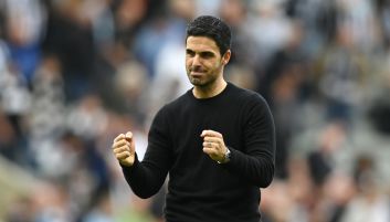 Triumfujący Mikel Arteta po meczu z Newcastle (fot. Getty Images)