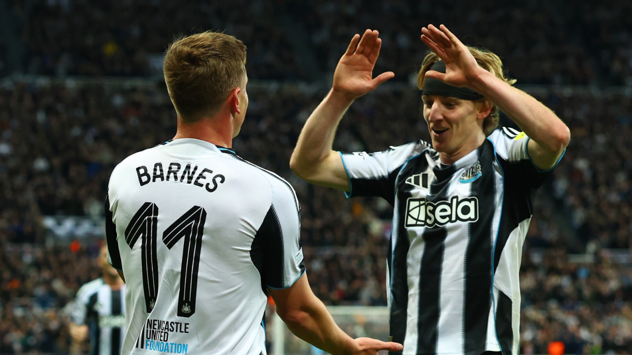 Dwóch piłkarzy Newcastle United w czarno-białych koszulkach cieszy się na boisku, jeden z nich ma na plecach numer 11 i nazwisko BARNES. Zdjęcie ilustruje tekst o dominacji angielskich klubów (Manchester City, Arsenal, Newcastle United, Liverpool, Tottenham, Chelsea) w Lidze Mistrzów, które w trzeciej kolejce wygrały pięć z sześciu meczów, bijąc rekord 19 goli zdobytych przez drużyny z jednej ligi (fot. Getty).