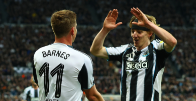 Anthony Gordon i Harvey Barnes strzelili już łącznie siedem goli w tej edycji Ligi Mistrzów (fot. Getty). Dwóch piłkarzy Newcastle United w czarno-białych koszulkach cieszy się na boisku, jeden z nich ma na plecach numer 11 i nazwisko BARNES. Zdjęcie ilustruje tekst o dominacji angielskich klubów (Manchester City, Arsenal, Newcastle United, Liverpool, Tottenham, Chelsea) w Lidze Mistrzów, które w trzeciej kolejce wygrały pięć z sześciu meczów, bijąc rekord 19 goli zdobytych przez drużyny z jednej ligi (fot. Getty).